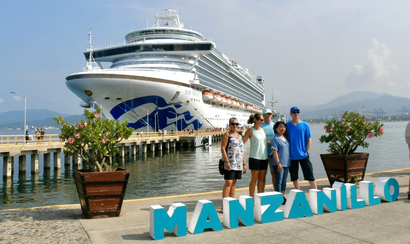 ARRIBA CRUCERO CON CASI CINCO MIL PERSONAS ABORDO ARRIBA CRUCERO CON CASI CINCO MIL PERSONAS ABORDO